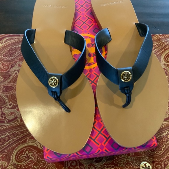 Tory Burch Manon Leather Flip Flop Sandals. - Picture 2 of 4